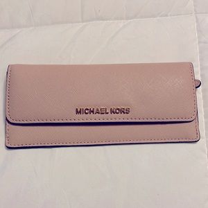 Michael Kors wallet. In great condition.